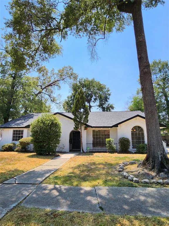 Buy and sell homes in  326 Kingscourt Drive, Houston, TX 77015