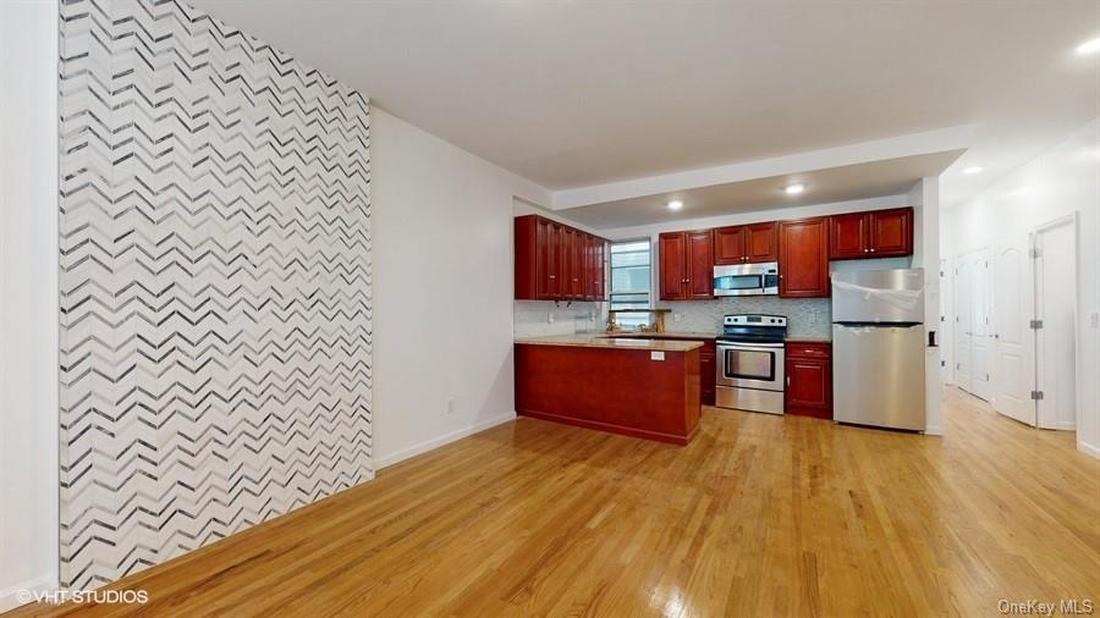 Comprar vender casa 687 E 224th St, Bronx, NY 10466