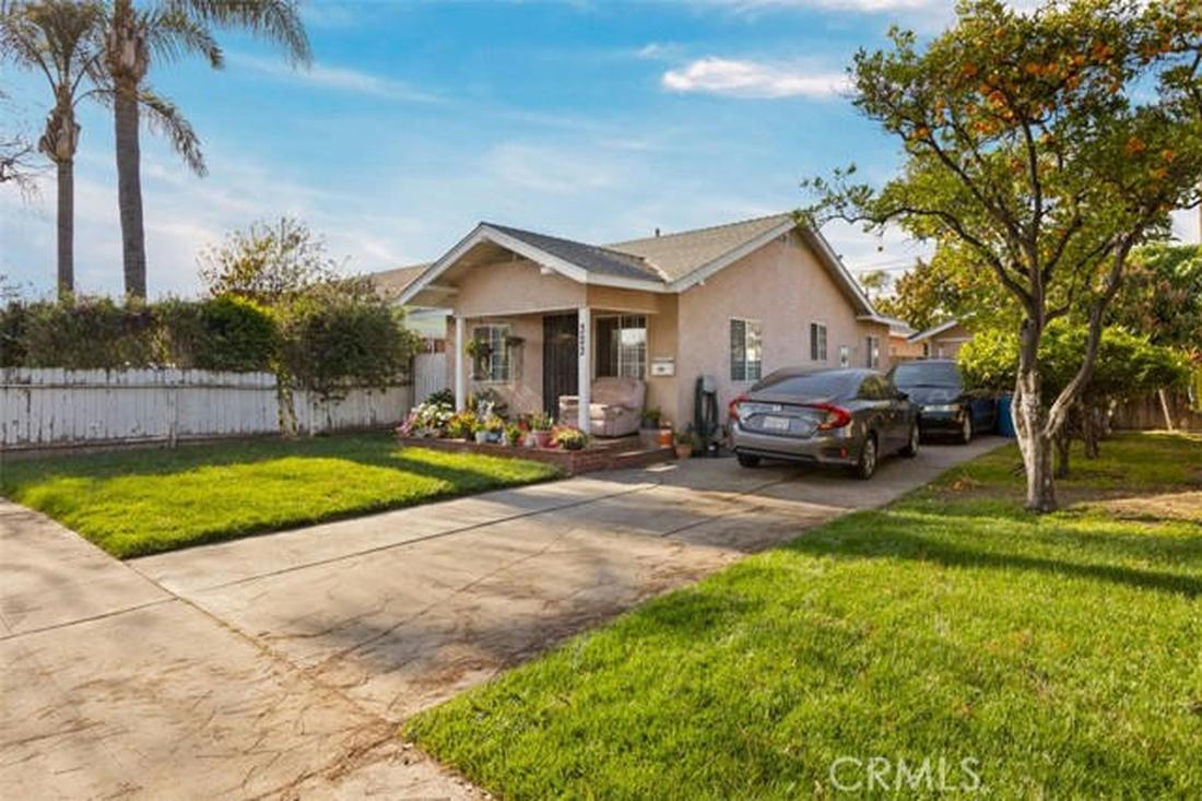 Buy and sell homes in  323 E POMONA ST, Santa Ana, CA 92707